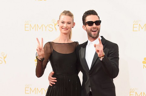 Behati Prinsloo y Adam Levine