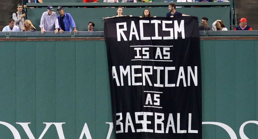 Pancarta en estadio de béisbol de Boston