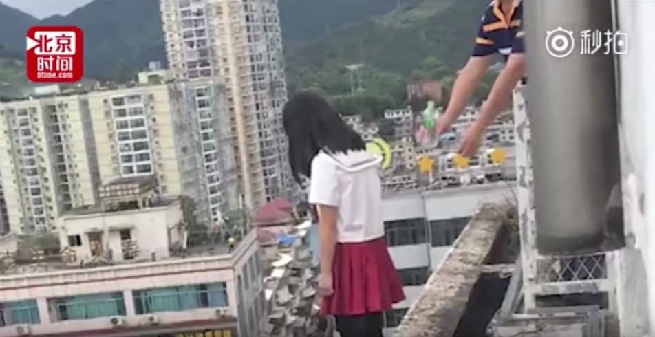Director de un colegio evita que una estudiante se suicide. Pulzo.