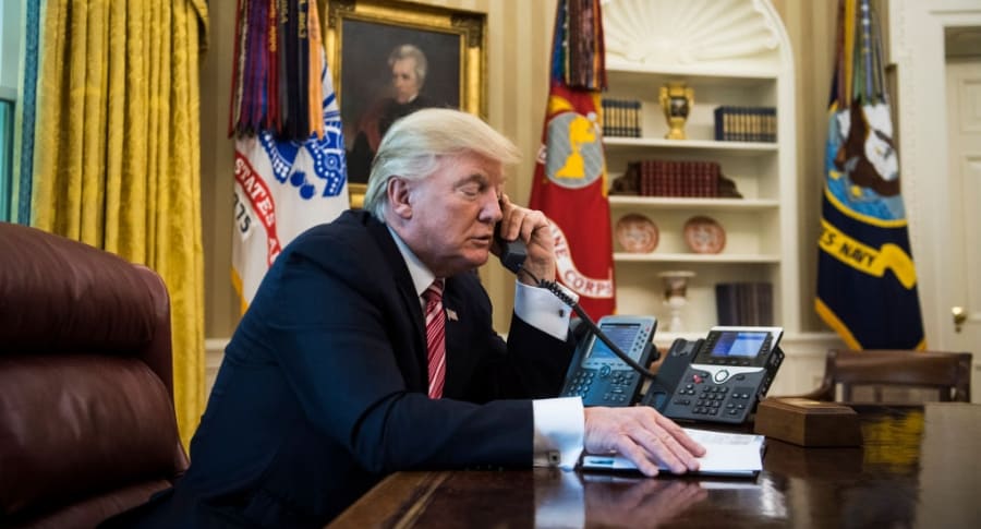 Donald Trump hablando por teléfono