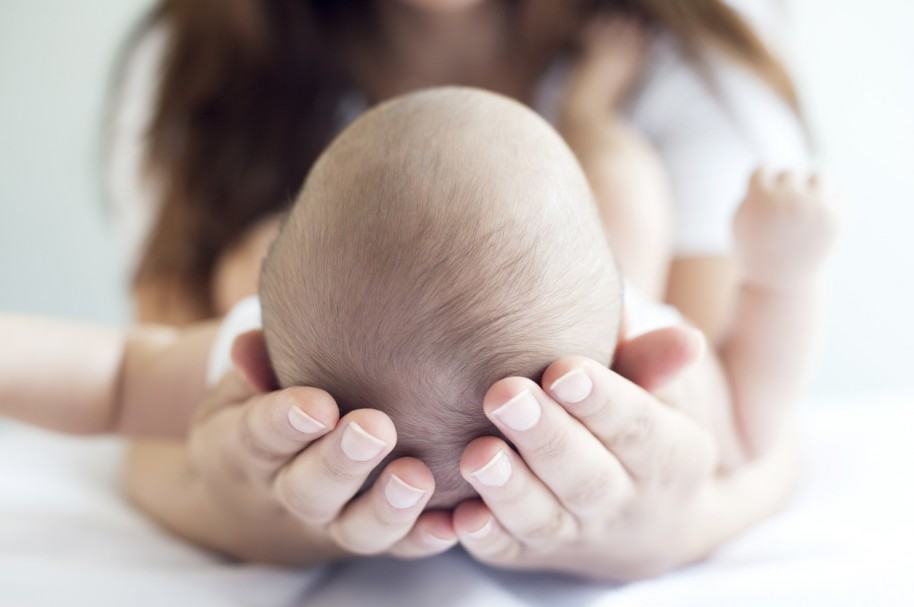 Mujer cargando a su bebé.