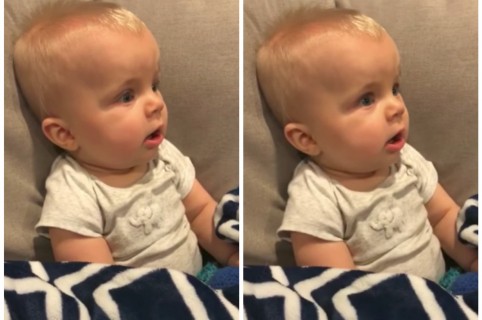 Bebé asombrado al escuchar a su papá tocando la guitarra. Pulzo.