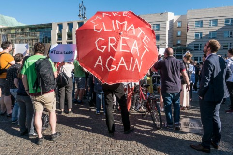 Manifestación contra el retiro de Estados Unidos del Acuerdo climático de París