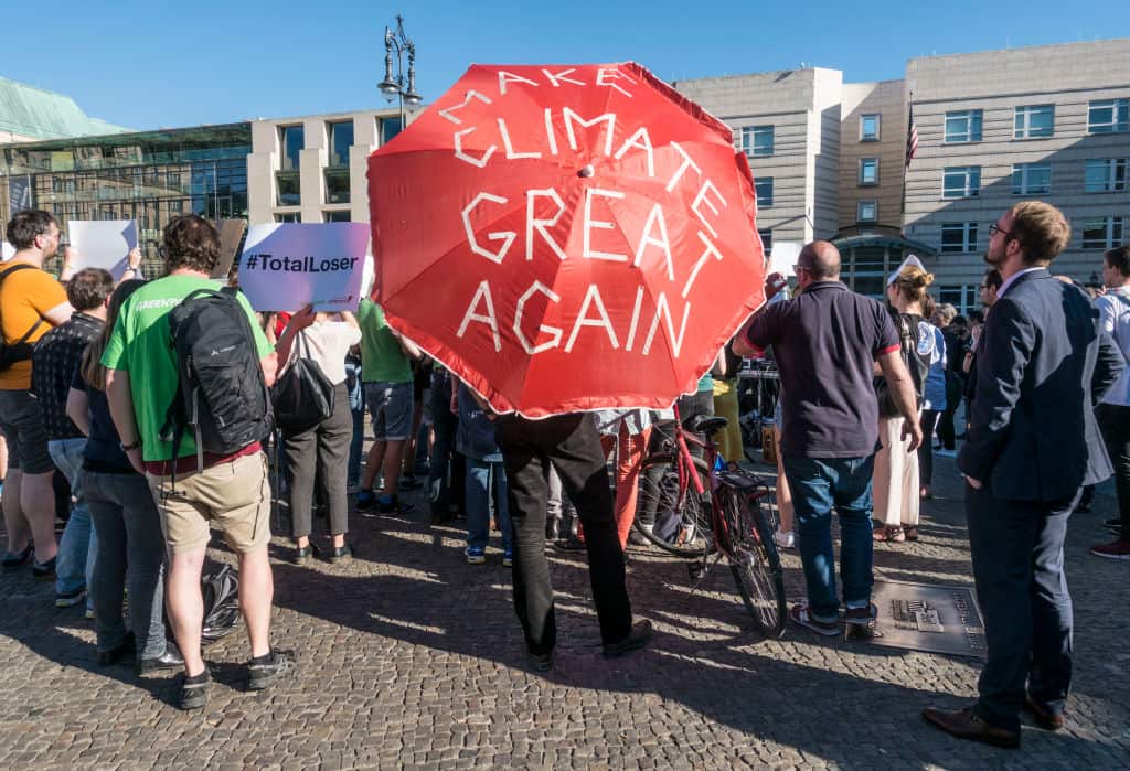 Manifestación contra el retiro de Estados Unidos del Acuerdo climático de París