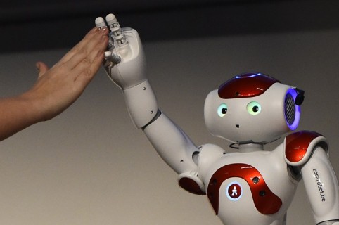 Robot y mano humana