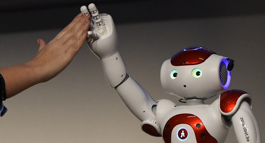 Robot y mano humana