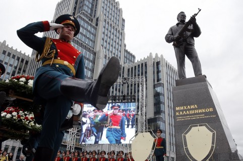 Estatua del ingeniero Mijail Kalashnikov
