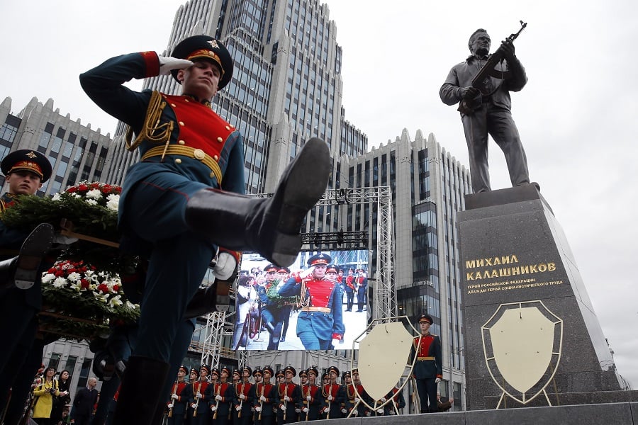 Estatua del ingeniero Mijail Kalashnikov
