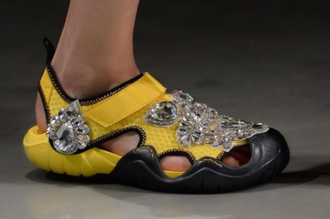 Christopher Kane crocs decorados con piel y joyas