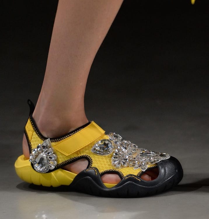 Christopher Kane crocs decorados con piel y joyas