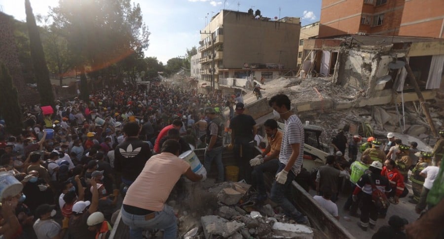 Remoción de escombros y búsqueda de víctimas en Ciudad de México.