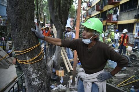 Brigadas de rescate y de voluntarios en Ciudad de México.
