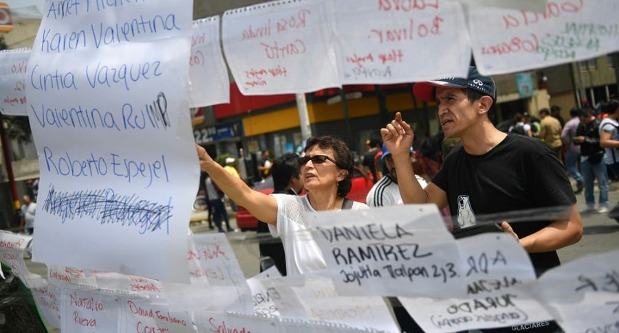 Personas buscan a familiares en México. Personas buscan a familiares en México.