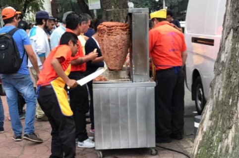 Hombres regalando tacos en Ciudad de México, tras el terremoto. Pulzo.