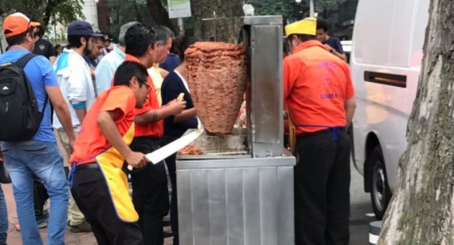 Hombres regalando tacos en Ciudad de México, tras el terremoto. Pulzo.