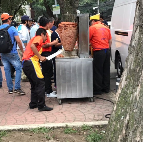 Hombres regalando tacos en Ciudad de México, tras el terremoto. Pulzo.