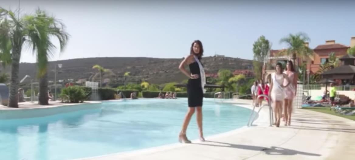 Candidata a Miss Universo España que cayó a una piscina. Pulzo.