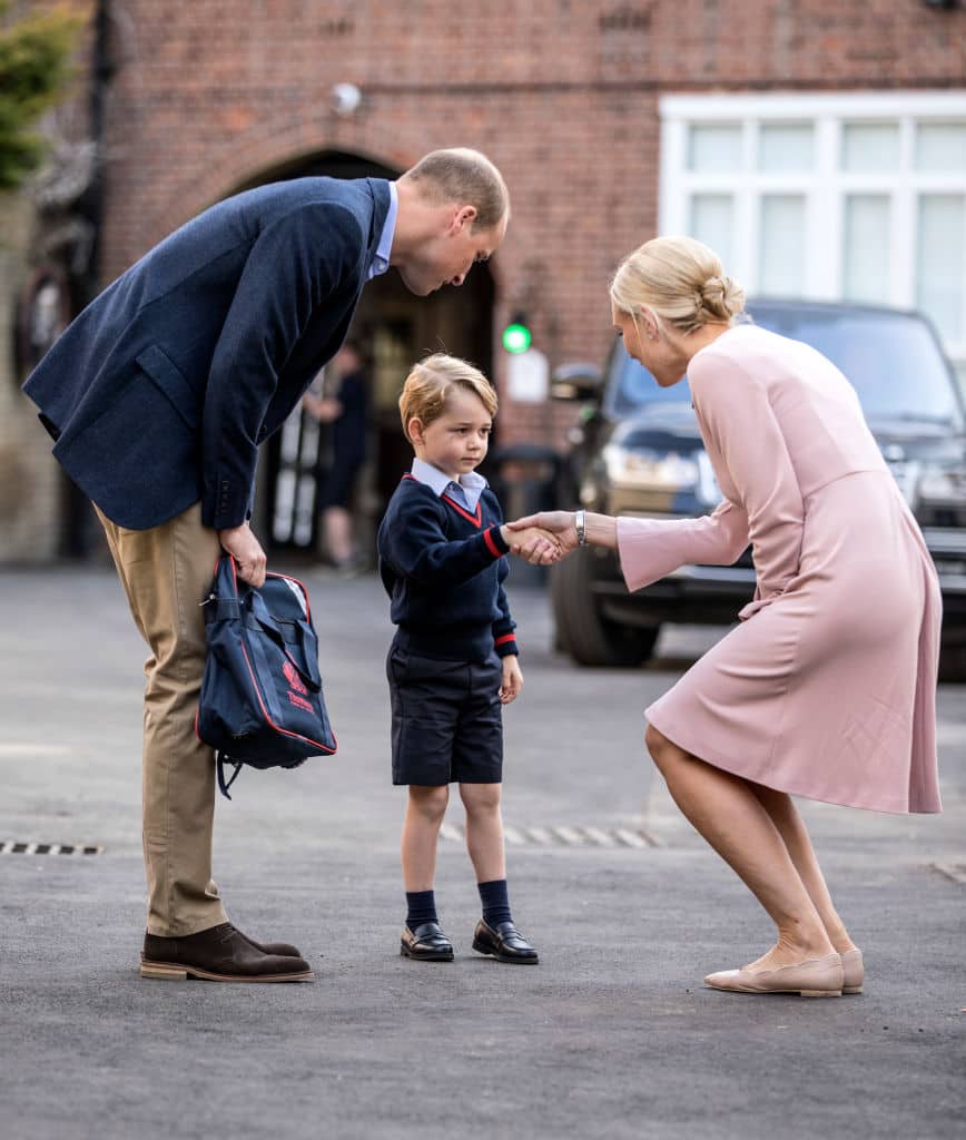 Príncipe William, su hijo, el príncipe George, y la directora del colegio, Helen Haslem