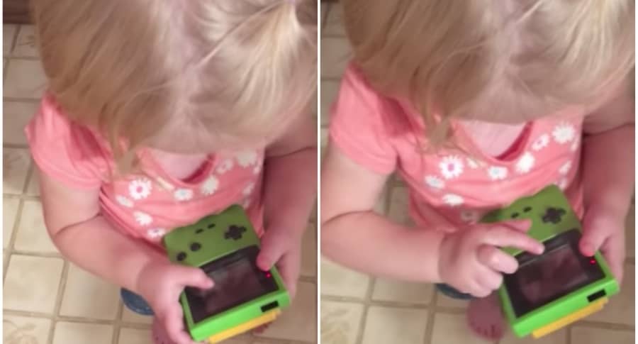 Niña juega con un 'Game Boy'.