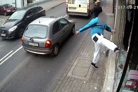 Vándalo rompe ventana de tienda en Polonia. Pulzo.