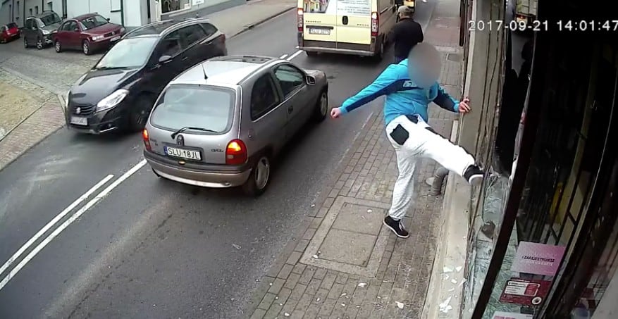 Vándalo rompe ventana de tienda en Polonia. Pulzo.