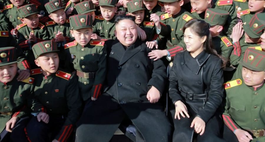 Kim Jong-un y su esposa, Ri Sol-ju