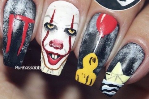 Uñas con diseño de 'It'. Pulzo.