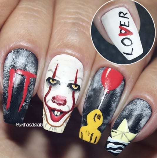 Uñas con diseño de 'It'. Pulzo.