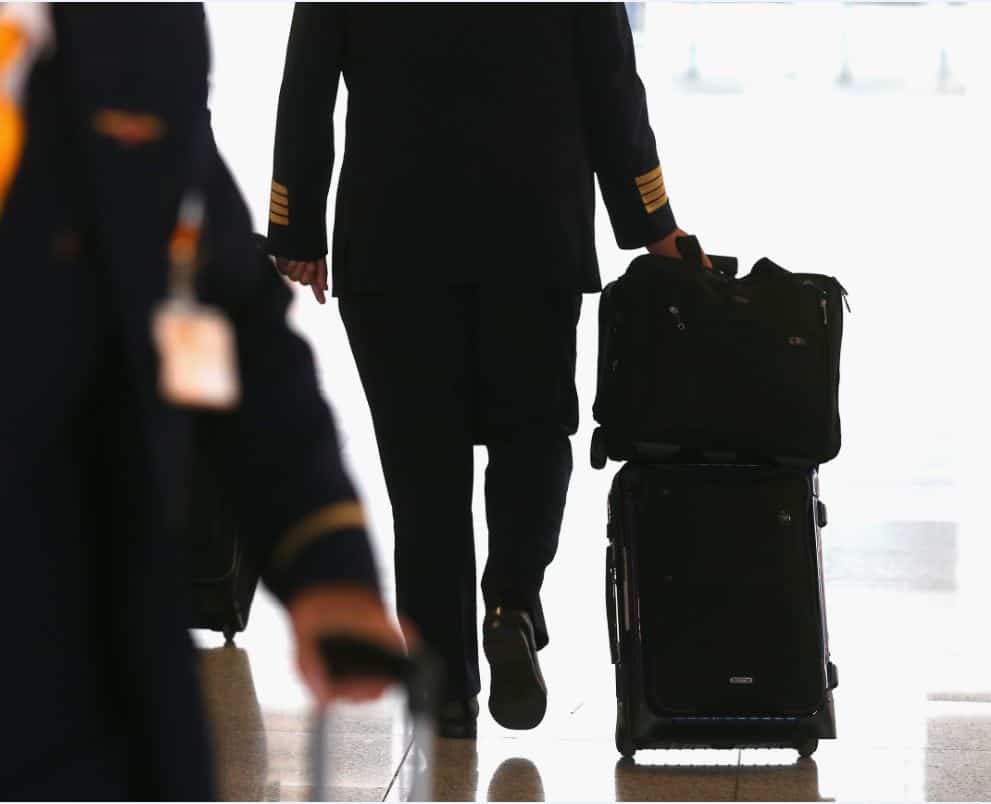 Bajan a pasajero de avión