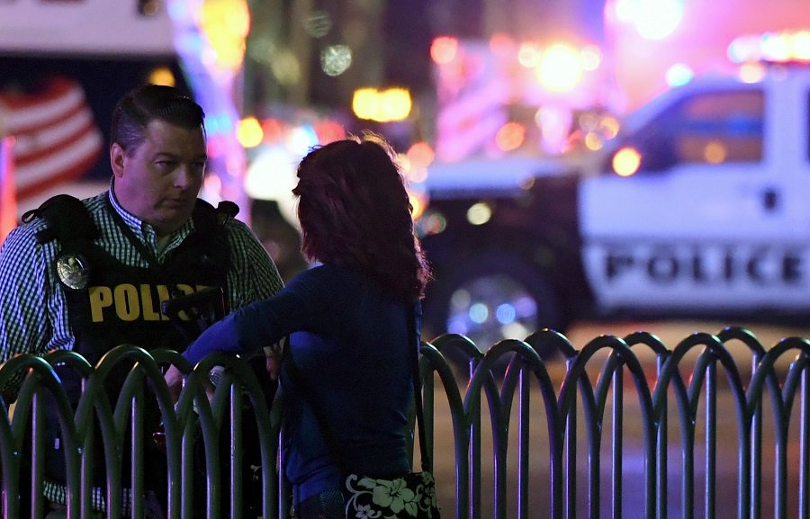 Policía habla con civil