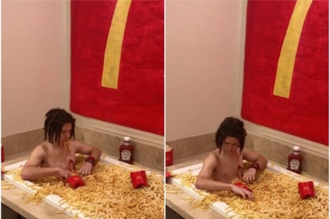 Joven en una tina repleta de papas de McDonald's. Pulzo.