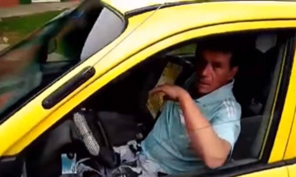 Taxista borracho atraviesa parque y se estrella con carro