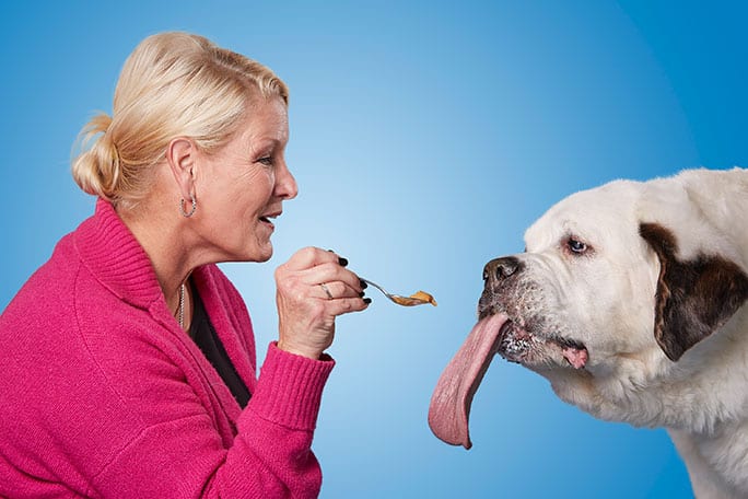 Mujer y perra con la lengua más larga del mundo. Pulzo.