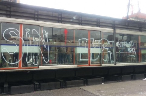 Estación de Transmilenio de la Avenida Caracas rayada con grafitis