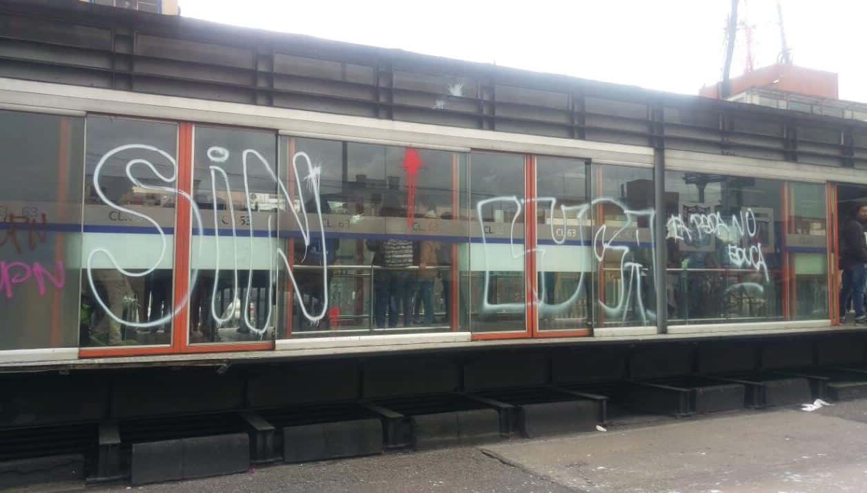 Estación de Transmilenio de la Avenida Caracas rayada con grafitis