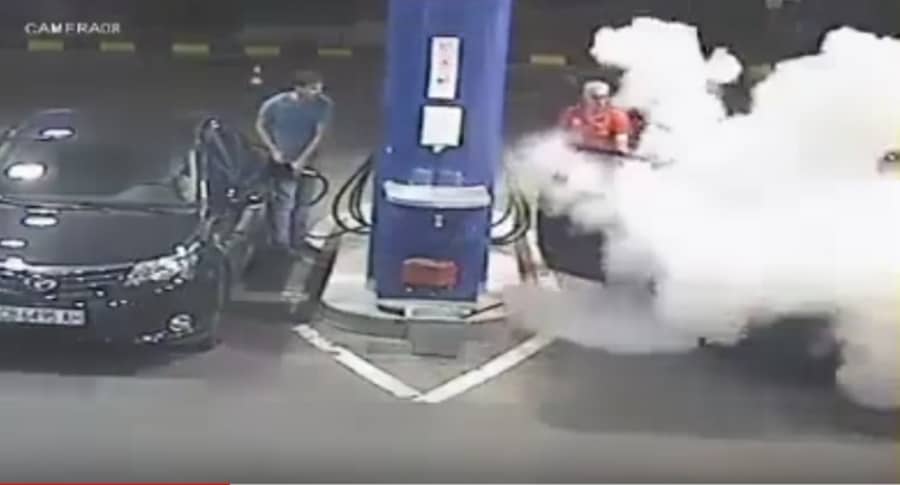 Empleado de gasolinera le rocía extintor a conductor que fumaba. Pulzo.