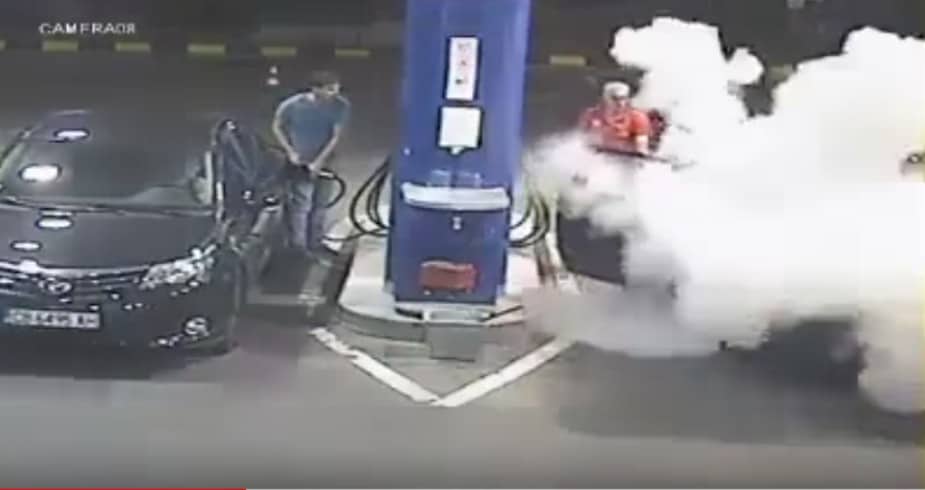 Empleado de gasolinera le rocía extintor a conductor que fumaba. Pulzo.