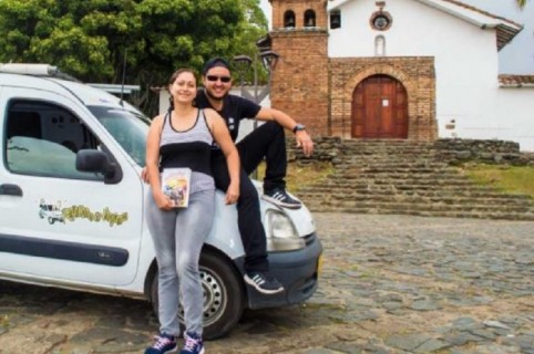 Pareja de viajeros vende libros