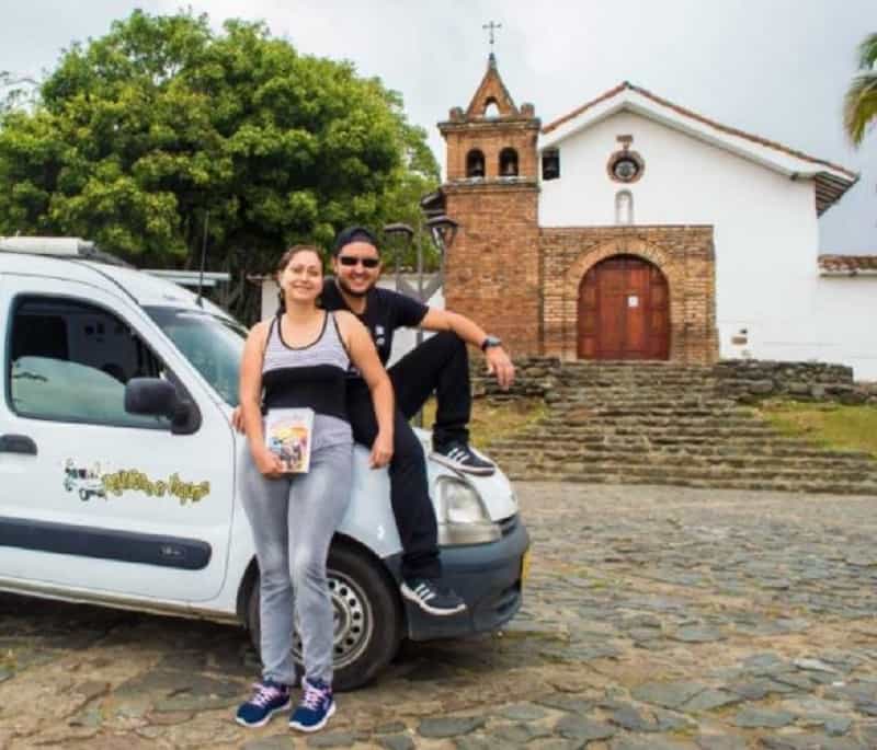 Pareja de viajeros vende libros