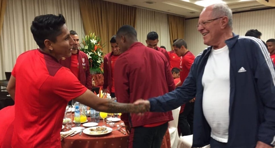 Pedro Pablo Kuczynski visitando a la selección de Perú