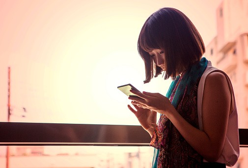 Mujer con celular