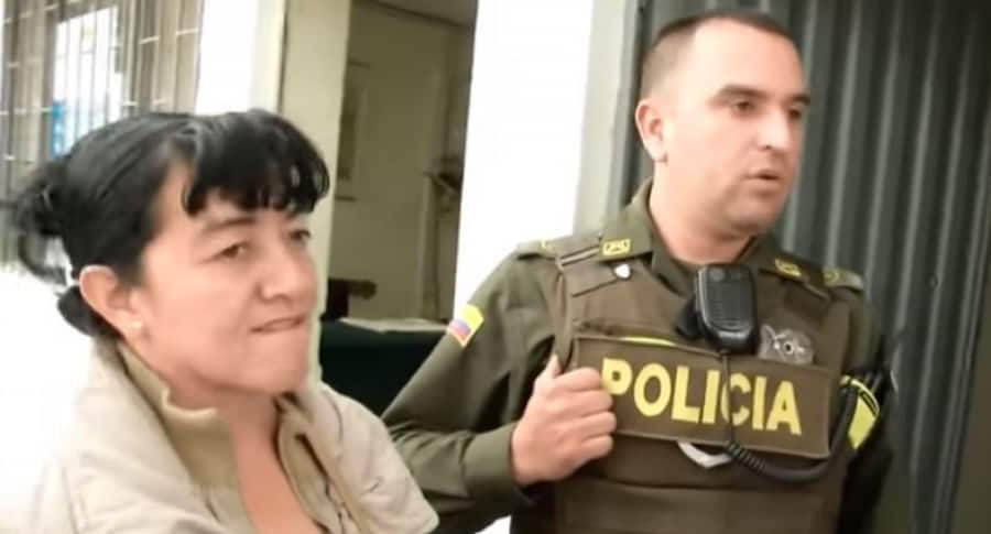 Luz Mery Tequia, denunciante, y el subintendente Posso Montoya, acusado de retener a la mujer
