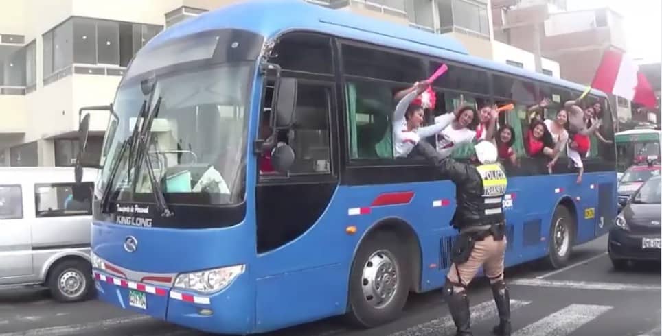 Policía de tránsito peruano anima a hinchas. Pulzo.