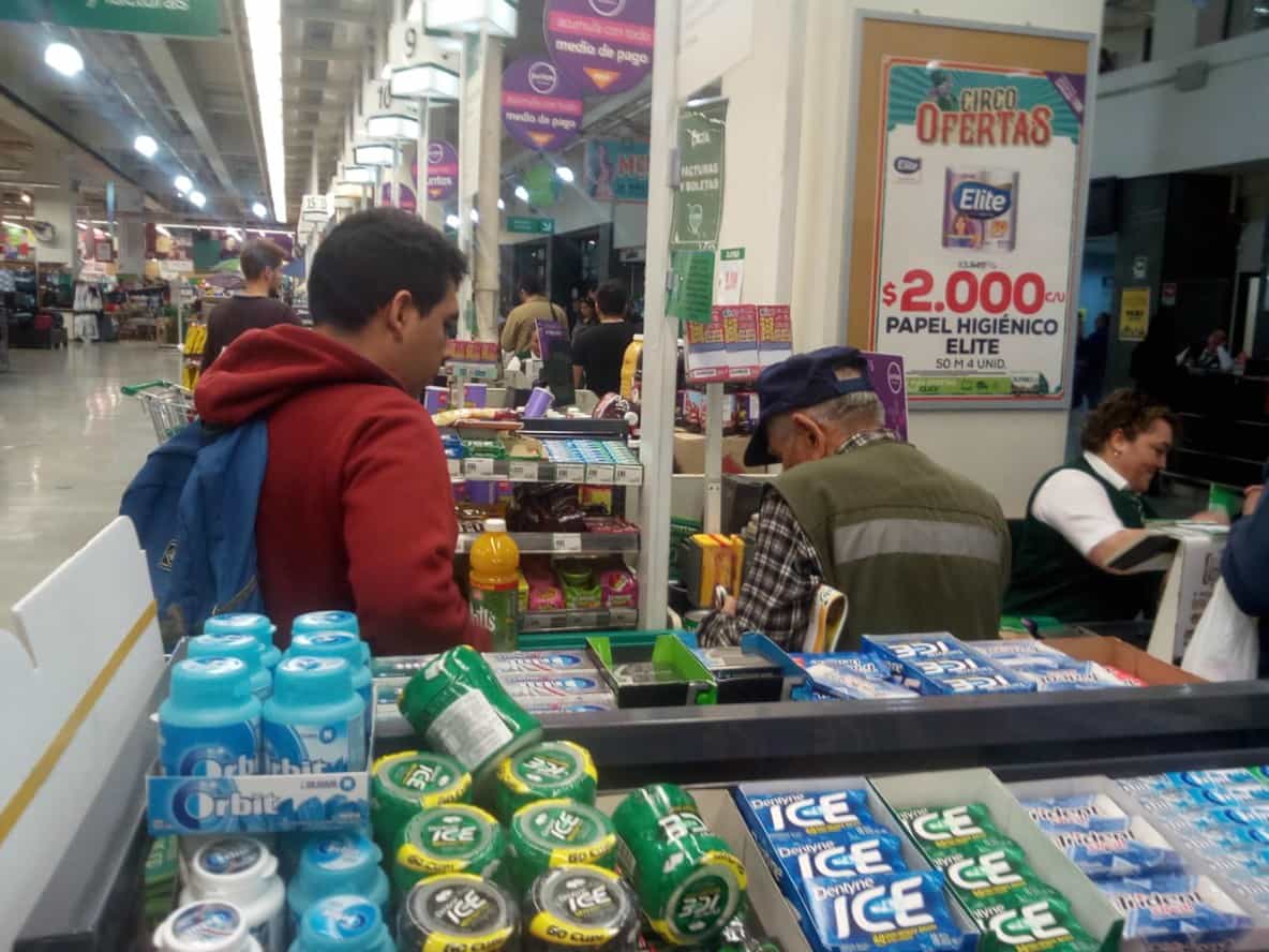 Joven le ayuda a anciano a pagar el mercado. Pulzo.