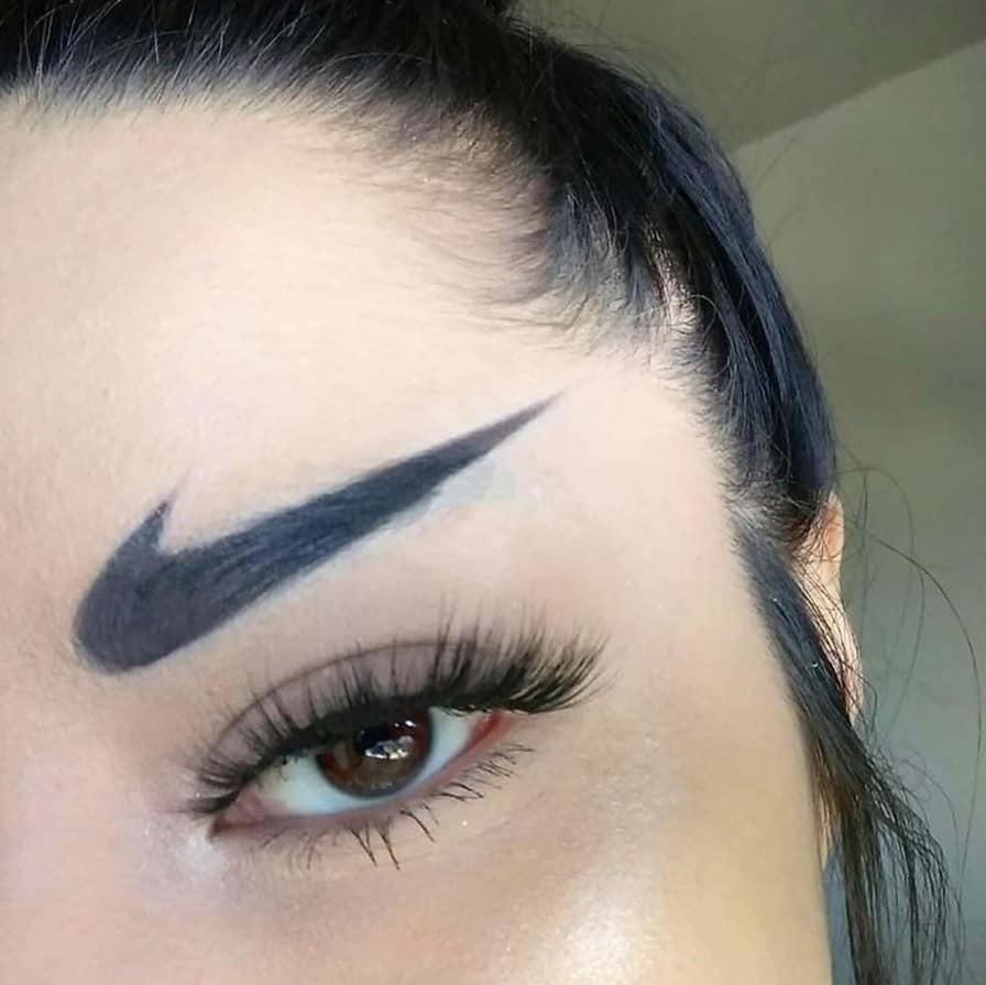 Cejas con forma de logo de Nike