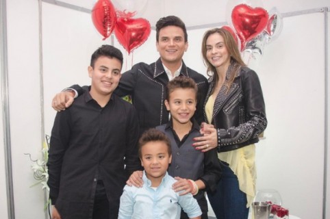 Silvestre Dangond, su esposa, Pieri Avendaño, y sus hijos. Pulzo.