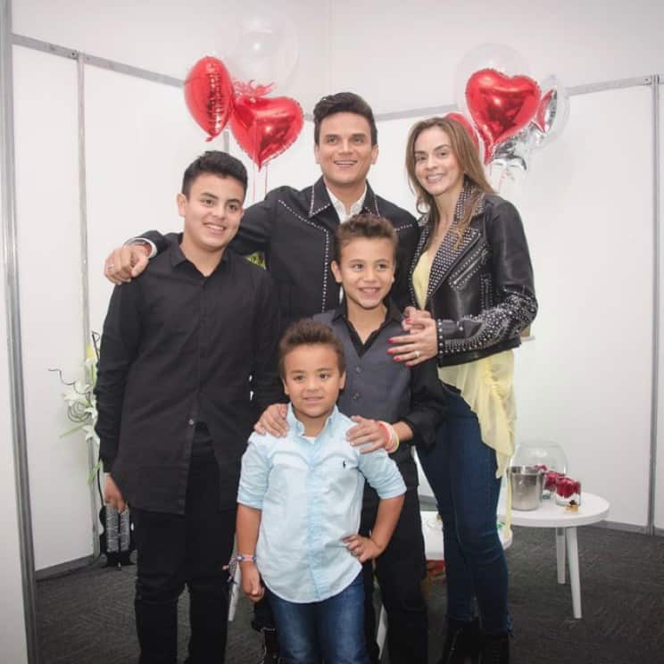 Silvestre Dangond, su esposa, Pieri Avendaño, y sus hijos. Pulzo.