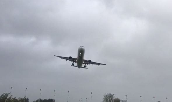 Avión aterriza en medio de huracán Ofelia