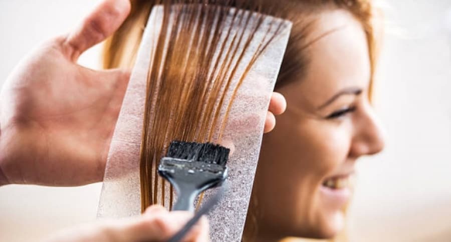 Mujer se tintura el pelo