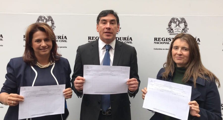 Paola Holguín, Álvaro Hernán Prada y Paloma Valencia, los congresistas que impulsan este referendo